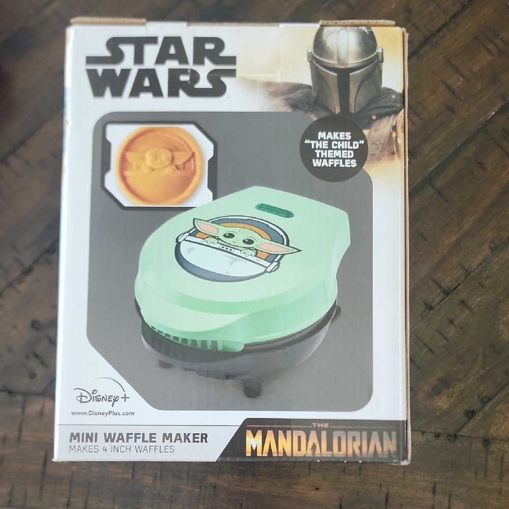 Disney The Mandalorian Grogu Mini Waffle Maker in Mint Green and Black